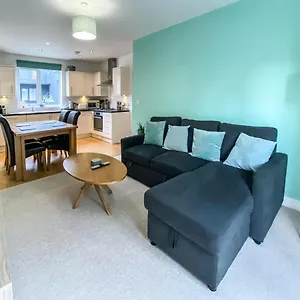 Beautiful, Contemporary 3 Bedroom Bath